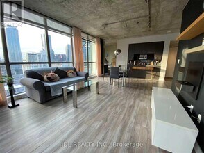 285 Mutual St in Toronto, ON - Building Photo - Building Photo