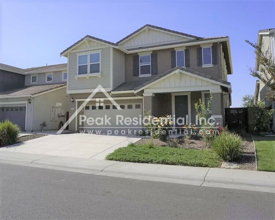 9744 Philta Way in Elk Grove, CA - Foto de edificio