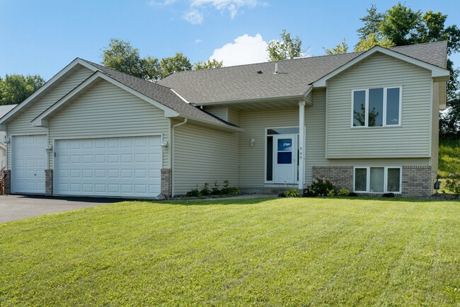 809 Quail Pkwy in Watertown, MN - Foto de edificio - Building Photo