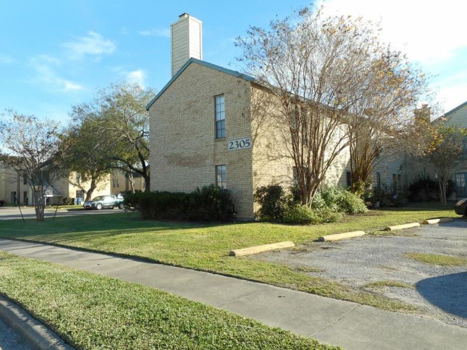 2305 Capitan Dr in Corpus Christi, TX - Building Photo