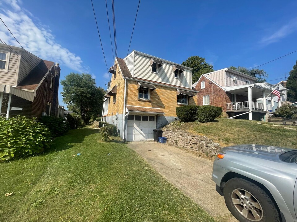 4508 Eliza St in West Mifflin, PA - Building Photo