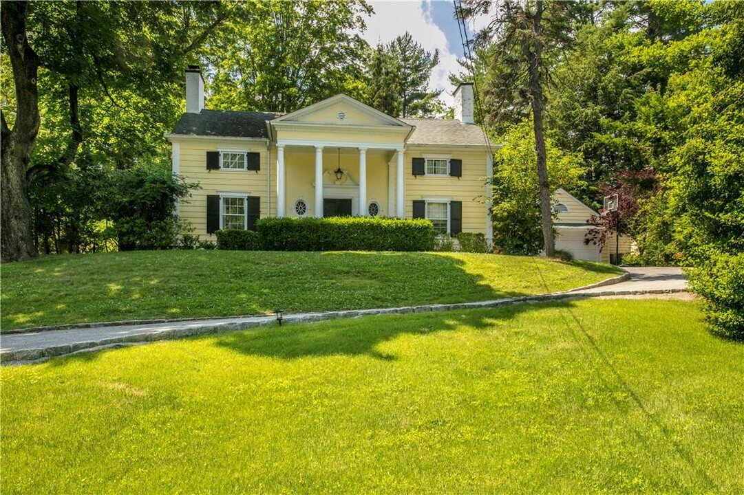 306 Quaker Rd in Chappaqua, NY - Building Photo