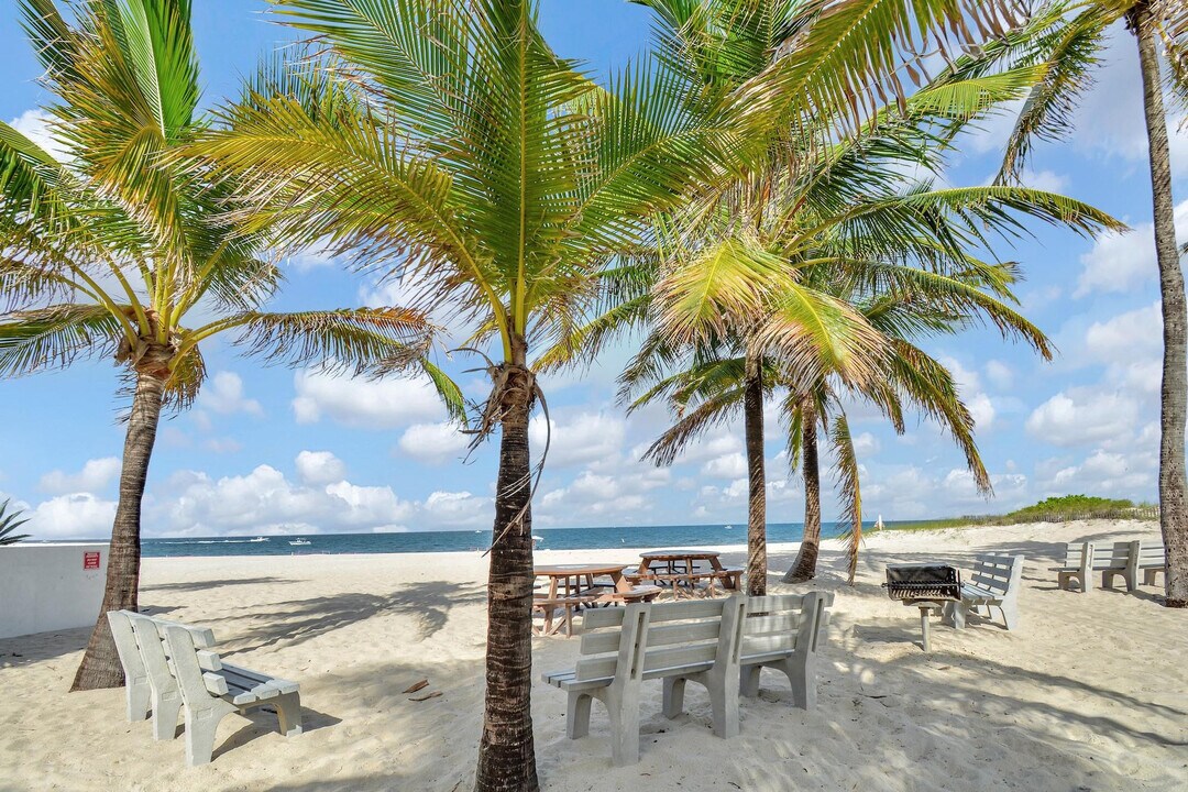 7 Sunset Ln in Pompano Beach, FL - Building Photo