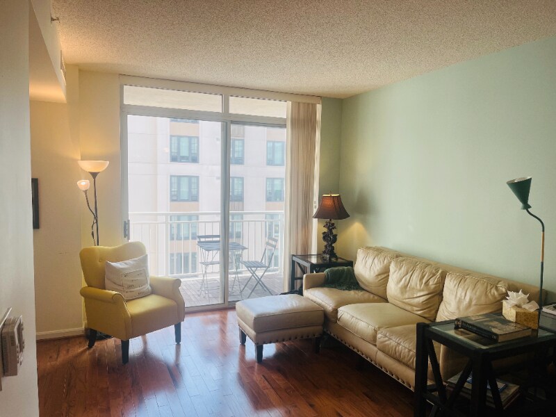 930 Wayne Ave in Silver Spring, MD - Building Photo