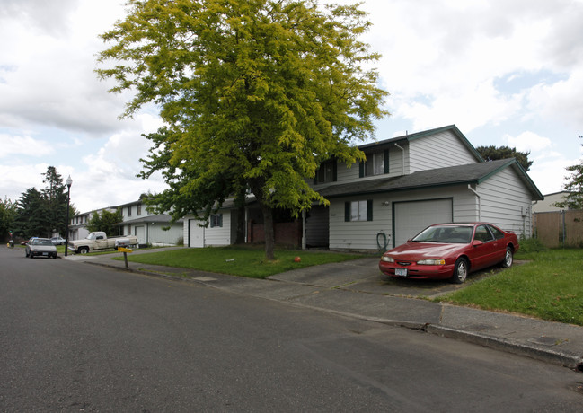 22614-22642 NE Schuyler St in Interlachen, OR - Building Photo - Building Photo