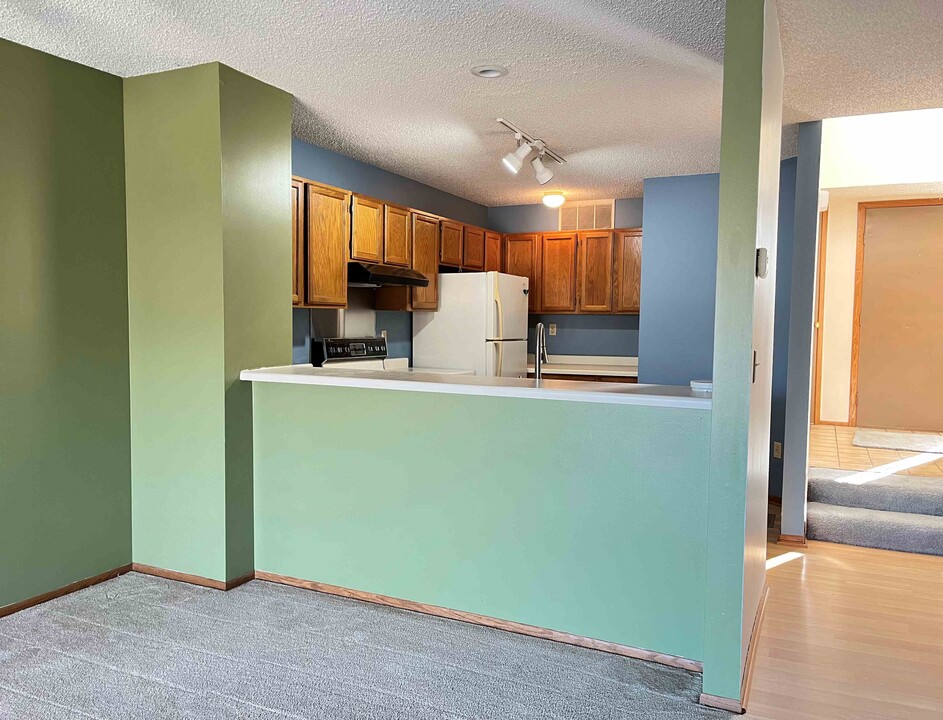 3080 Shields Dr in Eagan, MN - Building Photo