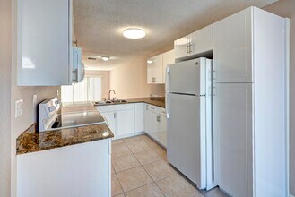 858 Crystal Lake Dr in Pompano Beach, FL - Building Photo - Building Photo