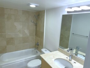 10275 Collins Ave, Unit 1223 in Bal Harbour, FL - Foto de edificio - Building Photo