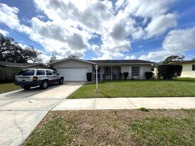 1595 Idle Dr NE in Clearwater, FL - Building Photo