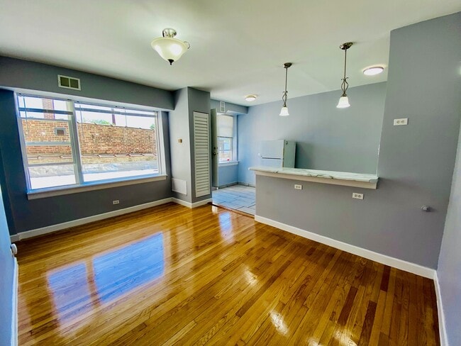 4165 S Archer Ave, Unit 302 in Chicago, IL - Foto de edificio - Building Photo
