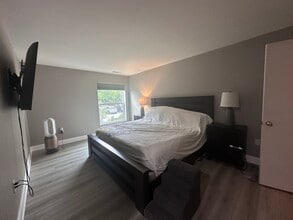 423 Christopher Ave, Unit 21 in Gaithersburg, MD - Foto de edificio - Building Photo