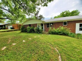 2115 Glenwood Ln in Denton, TX - Building Photo