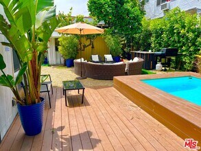 1006 N Crescent Heights Blvd in West Hollywood, CA - Building Photo - Building Photo