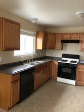 563 E Guthrie Ave in Madison Heights, MI - Building Photo - Building Photo