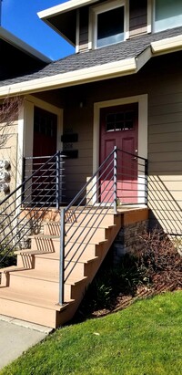 Twelfth Street Apartments in Hood River, OR - Building Photo - Building Photo