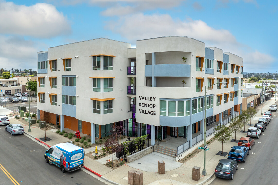 Valley Senior Village in Escondido, CA - Foto de edificio