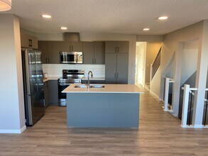 1430 Aster Way NW in Edmonton, AB - Building Photo - Building Photo