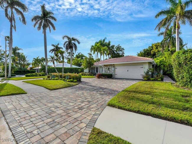 725 Old Trail Dr in Naples, FL - Building Photo - Building Photo