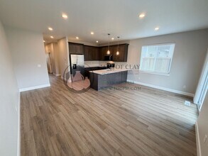 1333-1335 Oppek St NE in Keizer, OR - Foto de edificio - Building Photo