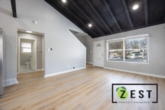 25211 Hopkins St in Dearborn Heights, MI - Building Photo - Building Photo