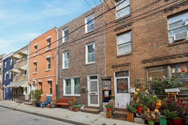 property at 933 League St