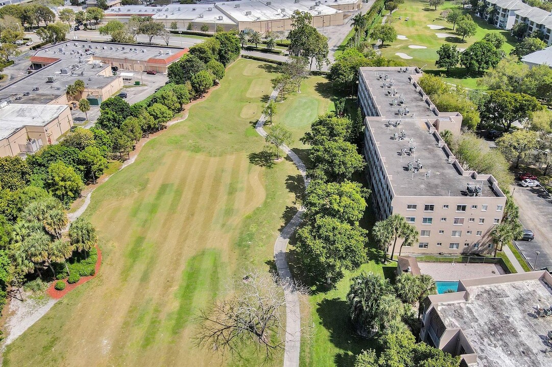 9470 Tangerine Pl, Unit 301 in Davie, FL - Building Photo