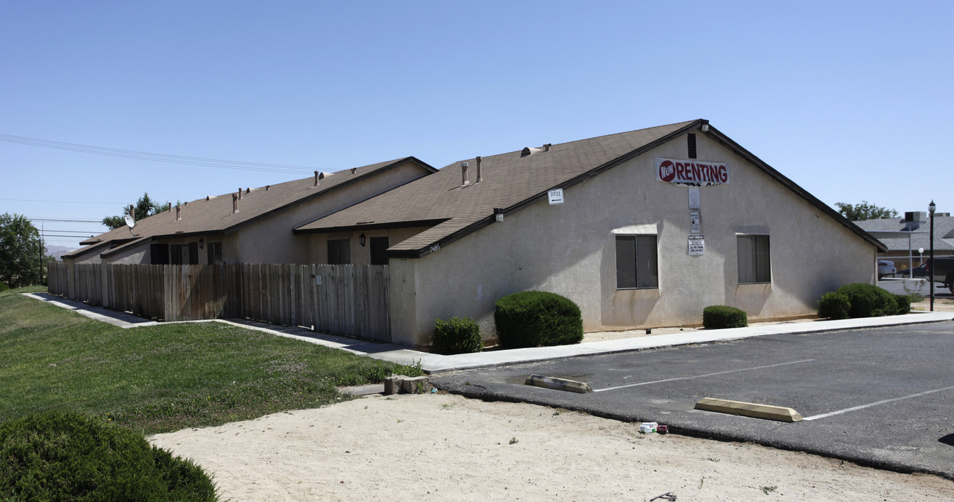 17486 Sequoia Ave in Hesperia, CA - Foto de edificio