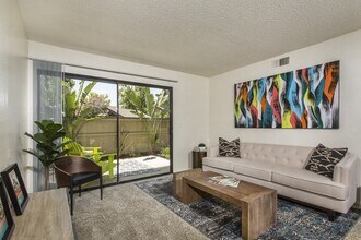 Stonegate Apartments in Riverside, CA - Foto de edificio - Building Photo