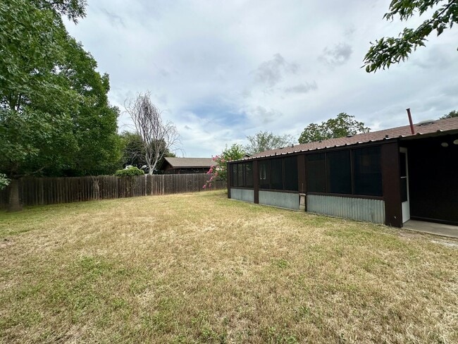 208 E Lisa Dr in Austin, TX - Foto de edificio - Building Photo