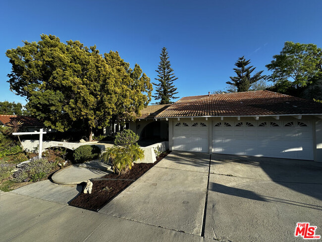 26572 Academy Dr in Palos Verdes Peninsula, CA - Foto de edificio - Building Photo