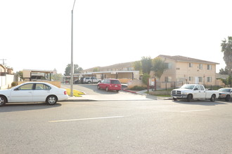 223 Nevada Ave in Vista, CA - Foto de edificio - Building Photo