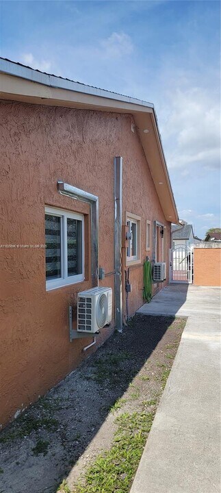 13220 SW 46th St in Miami, FL - Foto de edificio