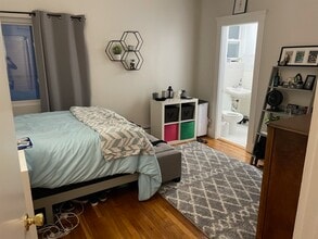 42 Orchard Rd, Unit 2 in Brookline, MA - Foto de edificio - Building Photo