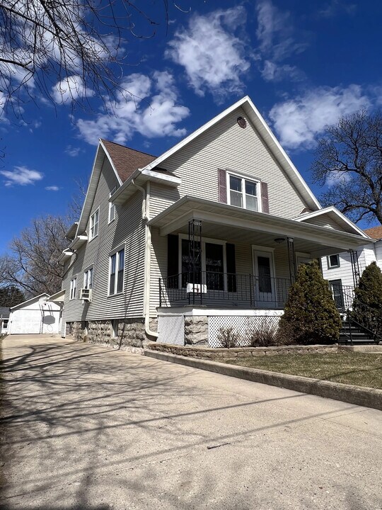 912 Merritt Ave in Oshkosh, WI - Building Photo