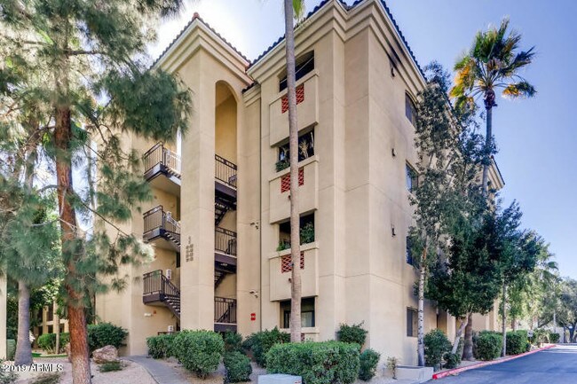 5104 N 32nd St-Unit -321 in Phoenix, AZ - Foto de edificio - Building Photo