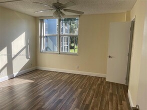 9401 Evergreen Pl in Davie, FL - Building Photo - Building Photo