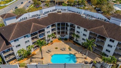 1100 Pine Ridge Rd in Naples, FL - Building Photo - Building Photo