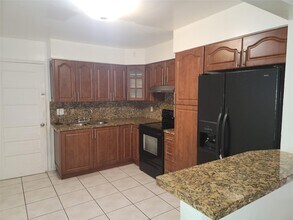 410 SW 11th Ave in Hallandale Beach, FL - Foto de edificio - Building Photo