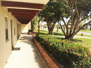 985 Manor Dr-Unit -c42 in Palm Springs, FL - Building Photo - Building Photo