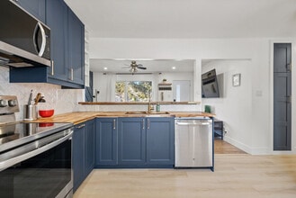 7916-7936 36 Ave NW in Calgary, AB - Building Photo - Building Photo