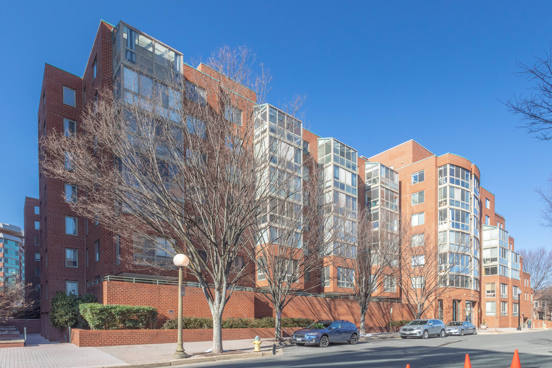 Windsor Plaza in Arlington, VA - Building Photo