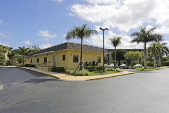 Goodlette Arms in Naples, FL - Building Photo - Building Photo