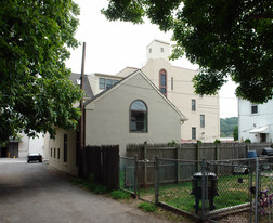 542 E Hector St in Conshohocken, PA - Foto de edificio - Building Photo