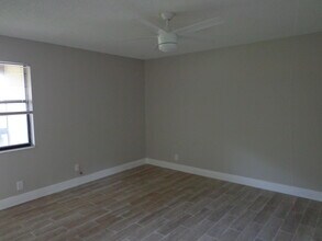 2306 Lakeview Dr W in Royal Palm Beach, FL - Building Photo - Building Photo
