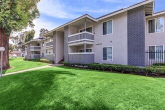 The Newport in Riverside, CA - Foto de edificio - Building Photo