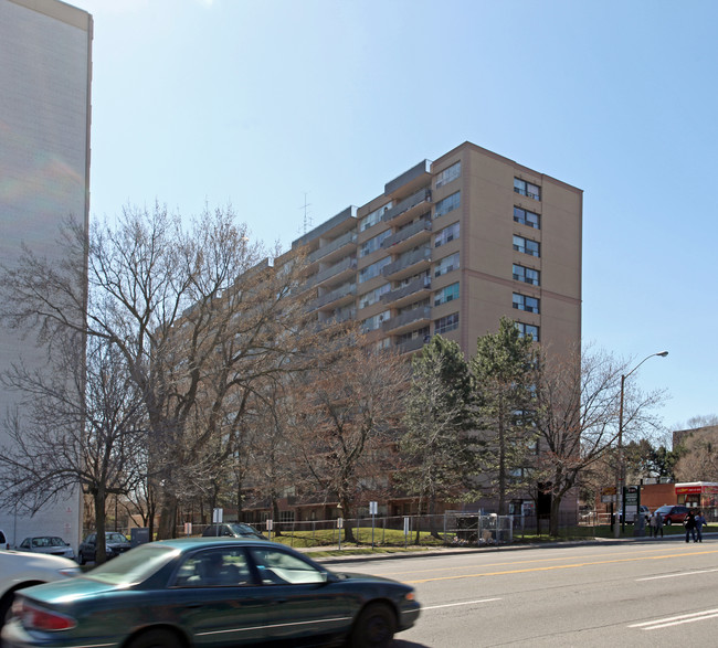 3161 Eglinton Ave E in Toronto, ON - Building Photo - Building Photo