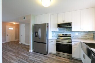 1204 Harkness Way in Sun City Center, FL - Building Photo - Building Photo