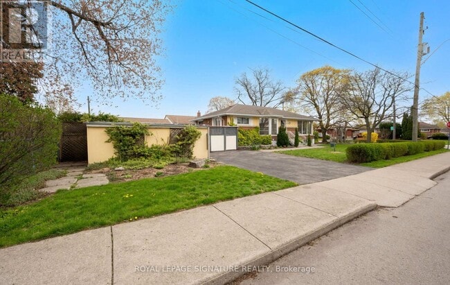 71 Grenadier Dr in Hamilton, ON - Building Photo - Building Photo