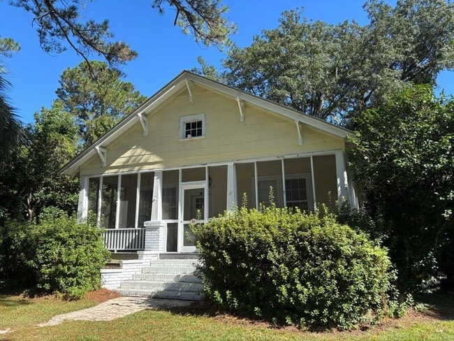 property at 801 W Richardson Ave