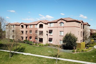 Paseo Villas Apartments in Manteca, CA - Foto de edificio - Building Photo